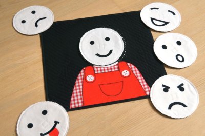 Un panneau et 6 visages à scratcher.