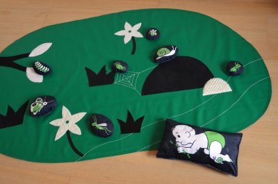 Tapis d'activités "Dans le jardin" avec le bébé qui explore et les 8 animaux à disposer sur les différents végétaux.