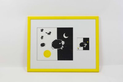 Cadre de deux illustrations originales page simple «Petit mouton joue»  de Laura Hedon - album «Le jour, la nuit», publié aux éditions La poule qui pond. partie 2 Dimensions ( 56x43,5 cm)