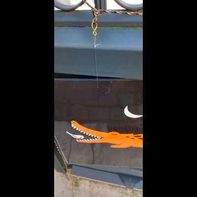 Détail d'accrochage des images de " Raconte avec moi l'histoire " (corde, esse et fil de pêche).