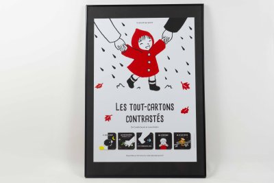 AFFICHE ÉDITORIALE  représentant " Bébé sous la pluie " - album "Que d'émotions !" de Laura Hedon, publié aux éditions La poule qui pond. Partie 1