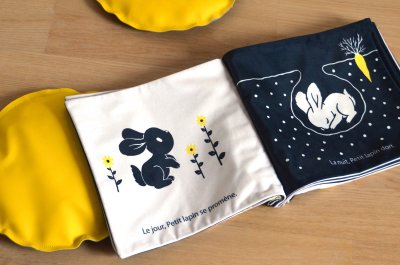 Livre en tissu ouvert 30x30cm - À mettre dans les petites mains pour découvrir la lecture.