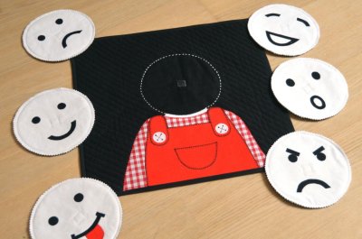 "Panneau-émotions" réalisé en patchwork pour aider les tous-petits visiteurs à exprimer leurs émotions autrement que par le langage.