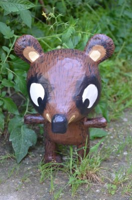 Notre petit héros plantigrade. Personnage modelé en papier mâché, peint à l'acrylique. Dimensions: 25cm (L) X 25cm (l) X 35cm (h)