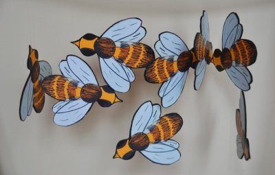 Décors aériens, à suspendre en l'air au-dessus de l'espace d'exposition à proximité de la ruche et des originaux de "Une chanson d'ours", ou à disposer au fil de la présentation des cadres.