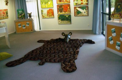 Silhouette de Papa Ours en état d'hibernation - Tapis de sol de 4m (L) x 2,50m (l) permettant d'accueillir les groupes d'enfants - Médiathèque Saint-Marc de Brest (29)