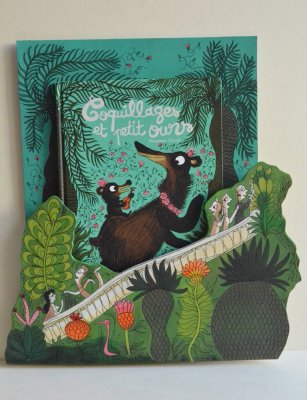 Porte-album présentant le livre "Coquillages et petit ours" de l'auteur-illustrateur Benjamin Chaud - Éditions Hélium