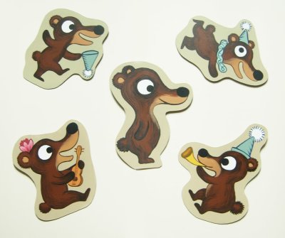Différentes postures de Petit ours. Décors muraux en carton peint à l'acrylique, à fixer le long des murs du lieu d'exposition.