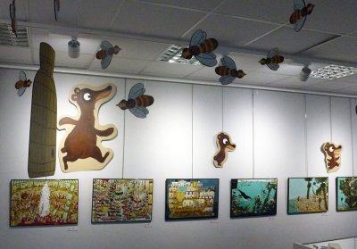 Mise en place de la scénographie aérienne, ruche et abeilles au milieu de l'exposition - Médiathèque Saint-Marc de Brest (29)