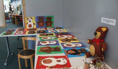 Travaux scolaires menés par des élèves des classes primaires de Caluire et Cuire à partir du personnage de Petit ours.