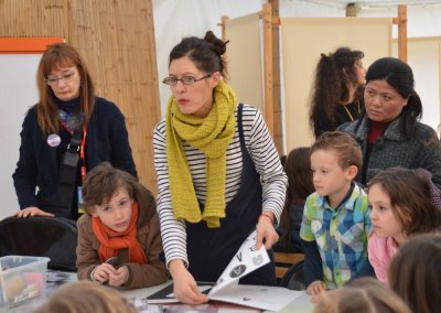 Atelier de reconnaissance de lettre et de mise en couleur des grandes lettrines animé par l'auteure Claire Gautier - Fête du livre de Bron (69)