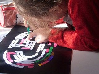 Mise en couleur de la Lettrine G par une enfant.