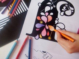 Mise en couleur de la Lettrine J par un adulte - Une exposition pour tous les âges!