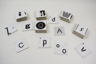 312 cartes avec des lettres de différentes typographie pour constituer plusieurs jeux