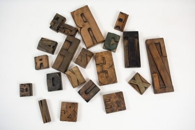 20 lettres de titrages anciennes en bois