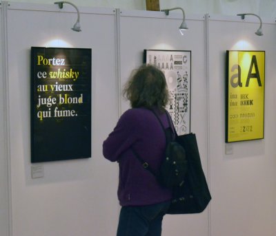 3 grands cadres présentant les caractéristiques de la lettre, la typographie et les recherches graphiques menées par les auteurs avant le choix final pour chaque lettre présentées dans l'ouvrage.
