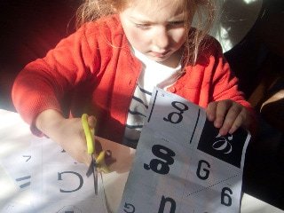 Activité de découpage des planches de petites lettres de 12 typographies différentes.