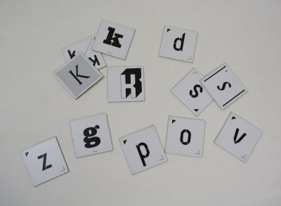 312 cartes avec des lettres de différentes typographie pour constituer plusieurs jeux