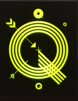 Boîte présentant la lettre Q de manière lumineuse.