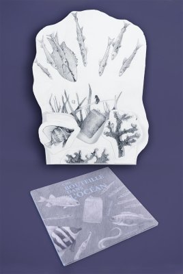 Porte-album vide pour mettre en valeur l'album "Une bouteille dans l'océan" de Mathias Friman, destiné à présenter celui-ci au milieu des cadres d'illustrations originales.