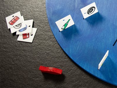 Des petits poissons en bois, des plaquettes de déchets…