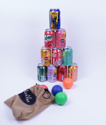 Jeu de Chamboule-canette à disposer sur une table. Un paravent positionné à l'arrière du jeu (non fourni) peut permettre de protéger les visiteurs des lancers intempestifs !