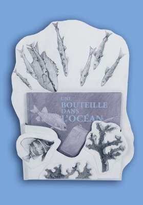 Porte-album présentant l'album "Une bouteille dans l'océan" de Mathias Friman - Éditions Seuil Jeunesse.