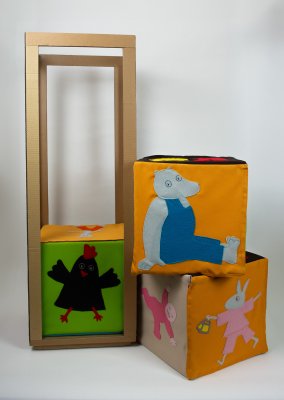 cubes narratifs (30x30x30 cm) et sa structure (101x36x36 cm)