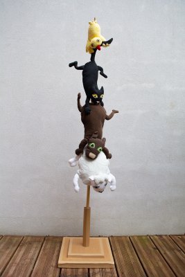 1 sculpture sur pied de la chute en cascade des animaux de l'album Et…badaboum (135 x 33 x 33 cm)