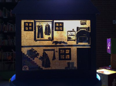 Le théâtre d'ombres en carton pour l'album "1, 2, 3 qui est là ?" - (Lxhxe) : 72x60x3 cm