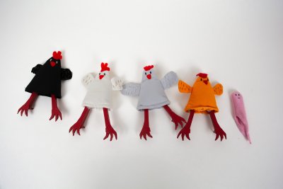 Poules en tissu et carton et ver de terre en tissu pour le perchoir à bascule (6x10 cm)