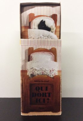 Boîte coulissante pour l'album "Qui dort ici ?", réalisée par Sabine De Greef (Lxhxe) : 4x13x4 cm