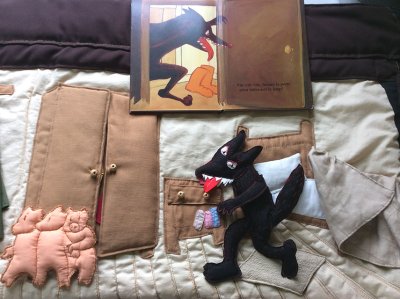 Raconte-tapis et ses personnages, tirés de l'album "1, 2, 3 Qui est là ?" en position ouvert - (Lxl) : 140x60 cm
