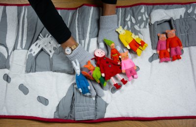 Raconte-tapis et ses personnages, tirés de l'album "Géant es-tu là?" (270x45 cm)