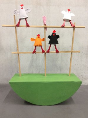 Le perchoir à bascule et ses marionnettes - Dimensions (Lxpxh) : 56x20x70 cm
