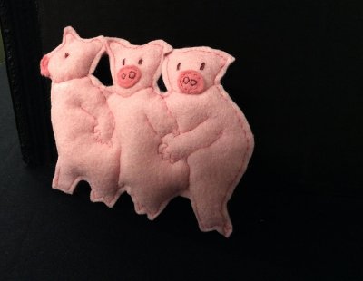 Personnages des cochons en tissu pour le théâtre d'ombres en carton de l'album "1, 2, 3 qui est là ?"