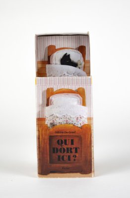 Boîte en carton coulissante pour l'album "Qui dort ici ?", réalisée par Sabine De Greef (4x13x4 cm)