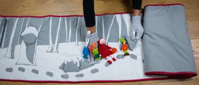 Raconte-tapis et ses personnages, tirés de l'album "Géant es-tu là?" (270x45 cm)