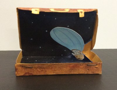 Petite Boîte pop-up en carton pour l'album "La valise" à présenter sous vitrine, réalisée par Sabine De Greef - (Lxpxh) : 8x6x2 cm.