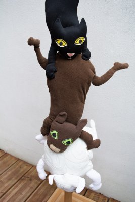 1 sculpture sur pied de la chute en cascade des animaux de l'album Et…badaboum (135 x 33 x 33 cm)