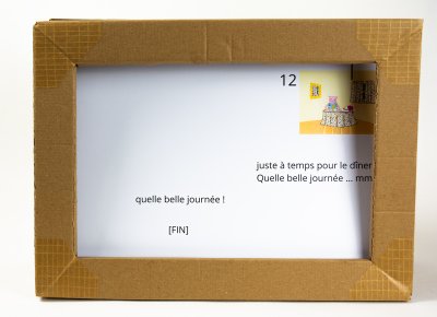 Kamishibaï butaï (130x33x25 cm) vu de dos avec l'histoire "Quelle belle journée"