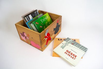 11 livres de Sabine De Greef inclus dans l'exposition et leur caisse de présentation (33x28x19 cm)