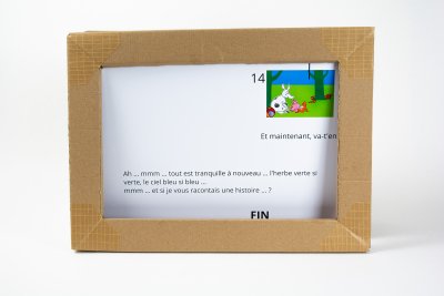 Kamishibaï butaï (130x33x25 cm) vu de dos avec l'histoire "Attention Ssserpent !"