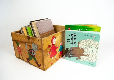 11 livres de Sabine De Greef inclus dans l'exposition et leur caisse de présentation (33x28x19 cm)