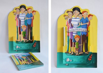 Porte-album permettant de présenter au sein de l'exposition le livre "Le petit Poupouce". Histoire détournée à partir du conte du "Petit Poucet".
