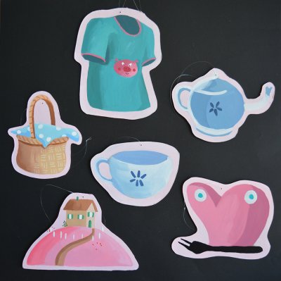 15 Minis-décors montés sur anneaux et fil nylon, destinés à la mise en place d'une scénographie aérienne pour l'histoire de "Vous ici ?".