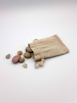 Petite mise en scène du sac de cailloux de Poupouce : sac en toile de jute et cailloux, à disposer sous vitrine.
