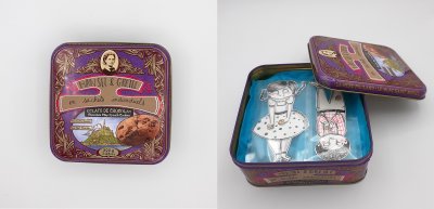 Objet détourné - Création plastique de Séverine Duchesne "Hansel et Gretel en sachets individuels" présentée dans une boîte à biscuits en fer.