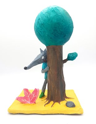 Mini-saynète "Le grand méchant loup" réalisée par l'artiste en papier mâché peint à l'acrylique. À disposer sous vitrine.