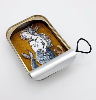 "Petite Sirène à l'italienne" présentée dans une boîte de sardines.